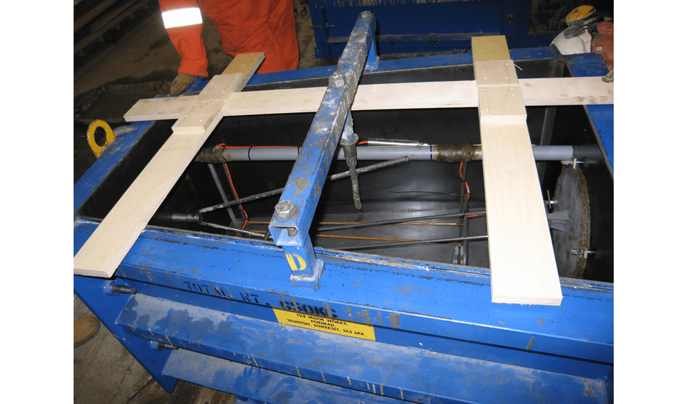 Instrumented concrete mould with pressure cells and strain gauges