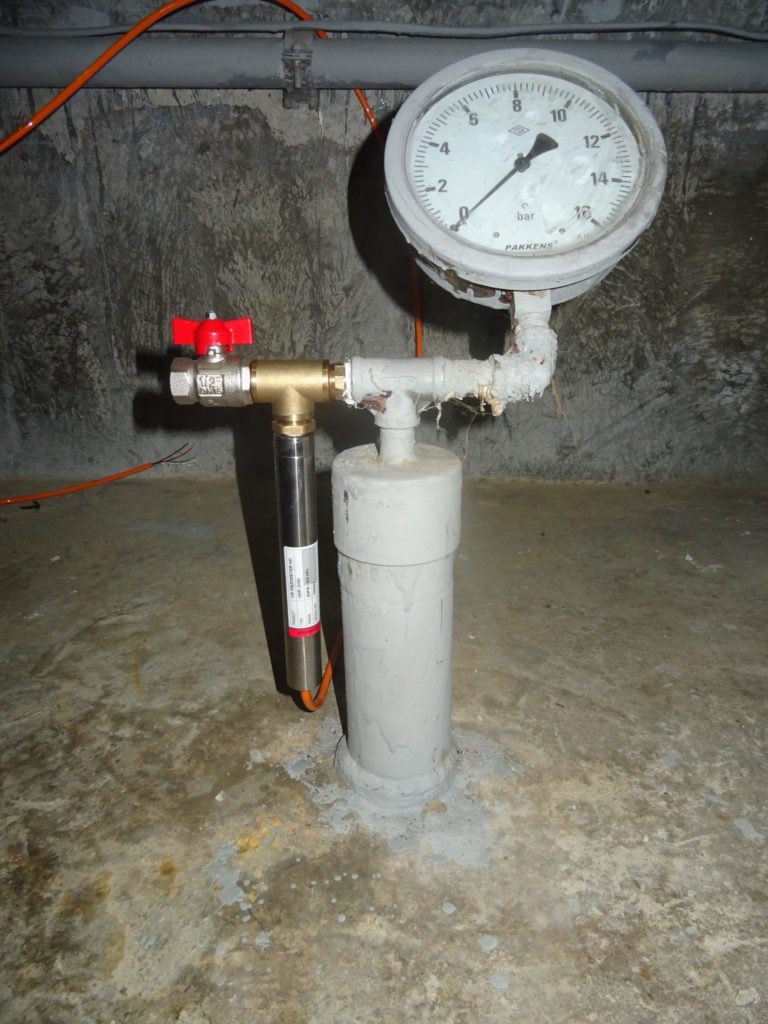 Uplift pressure piezometer with manometer and vibrating wire transducer VWT-9000
