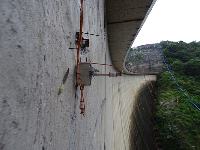 3D crack meter VWCM-4600 installed on Victoria dam wall