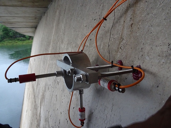 3D crack meter VWCM-4600 installed on Victoria dam wall