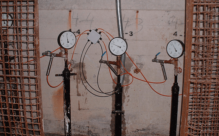 Uplift piezometers with manometers and vibrating wire transducers