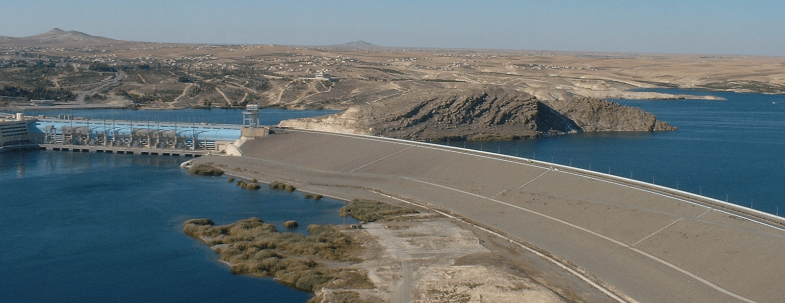Tishreen dam embankment and reservoir