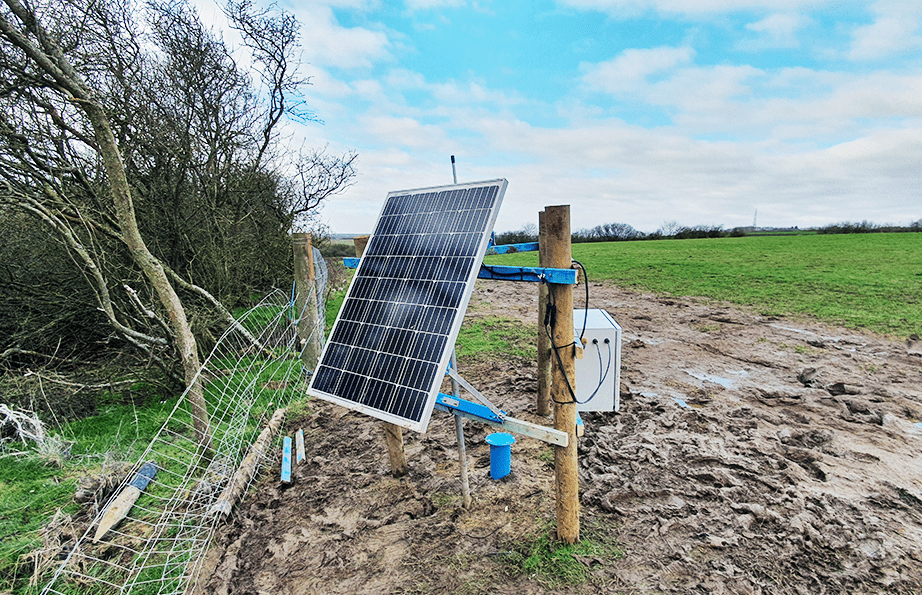 WI-SOS 480 with solar panel at side of field